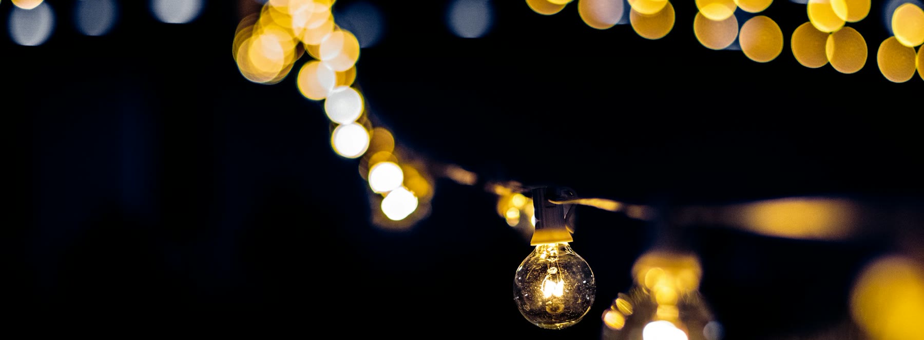 Luces cálidas encendidas para la fiesta